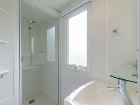 MOBILHOME 6 personnes - Confort | 2 Chambres | 4/6 Couchages | Petite Terrasse | 1 Salle de bain MOBILHOME 6 personnes - Confort | 2 Chambres | 4/6 Couchages | Petite Terrasse | 1 Salle de bain
