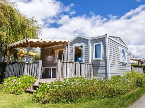 MOBILHOME 6 personnes - Classique | 2 Chambres | 4 à 6 Couchages | Terrasse semi-couverte | 1 Salle de bain MOBILHOME 6 personnes - Classique | 2 Chambres | 4 à 6 Couchages | Terrasse semi-couverte | 1 Salle de bain