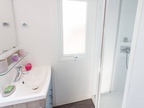 MOBILHOME 6 personnes - Confort | 3 Chambres | 6 Couchages | Terrasse couverte | 1 Salle de bain MOBILHOME 6 personnes - Confort | 3 Chambres | 6 Couchages | Terrasse couverte | 1 Salle de bain