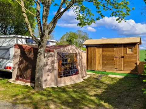 Emplacement - Forfait Premium Freecamp (16A + TV): Sanitaires Privés + coin cuisine