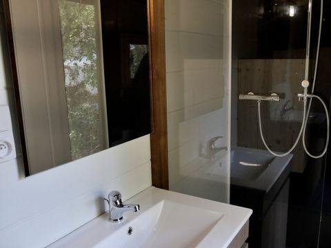 Emplacement - Forfait Premium Freecamp (16A + TV): Sanitaires Privés + coin cuisine