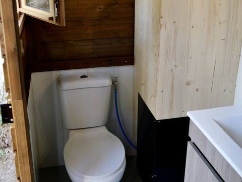 Emplacement - Forfait Premium Freecamp (16A + TV): Sanitaires Privés + coin cuisine