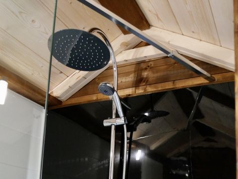 Emplacement - Forfait Premium Freecamp (16A + TV): Sanitaires Privés + coin cuisine