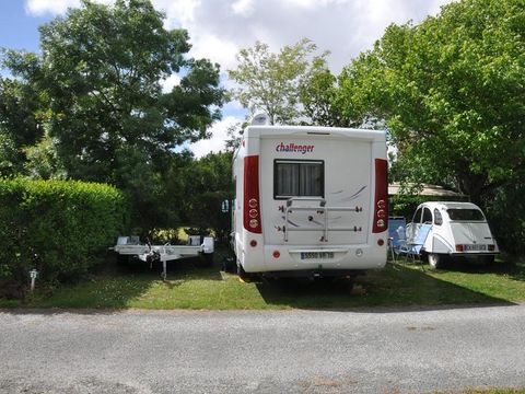 Emplacement - Forfait Confort électricité 6A (1 tente, caravane ou camping-car / 1 voiture)