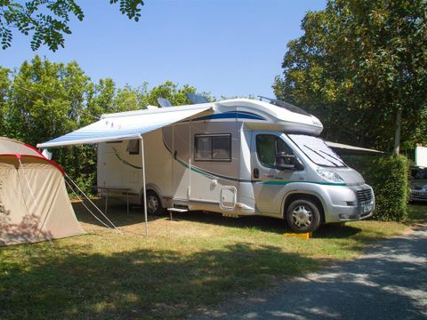 Emplacement - Forfait Confort électricité 16A (1 tente, caravane ou camping-car / 1 voiture)
