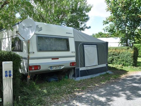 Emplacement - Forfait Confort électricité 16A (1 tente, caravane ou camping-car / 1 voiture)