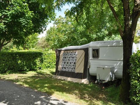 Emplacement - Forfait Confort électricité 16A (1 tente, caravane ou camping-car / 1 voiture)