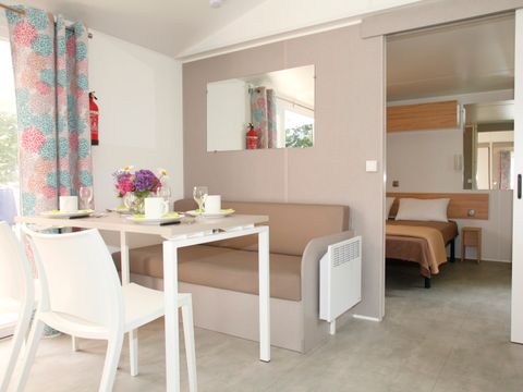 MOBILHOME 4 personnes - Confort PMR 29m² - 2 chambres - Terrasse couverte - TV