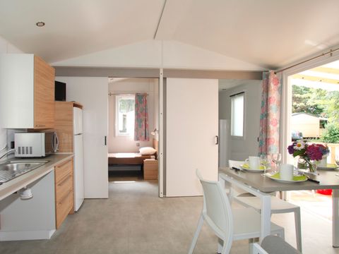 MOBILHOME 4 personnes - Confort PMR 29m² - 2 chambres - Terrasse couverte - TV