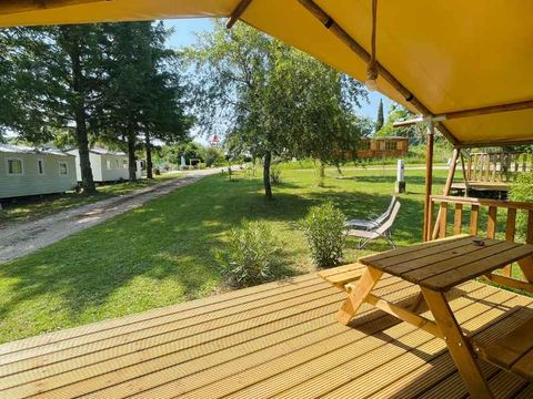 Tente en toile et en bois 4 personnes - Lodge Taïga / 2 chambres / avec sanitaires - terrasse sur pilotis