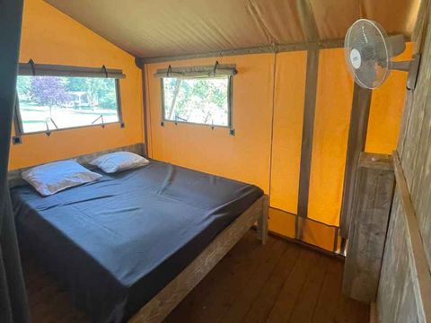 Tente en toile et en bois 4 personnes - Lodge Taïga / 2 chambres / avec sanitaires - terrasse sur pilotis