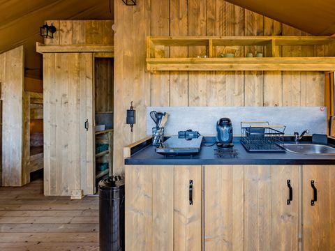 Tente en toile et en bois 4 personnes - Lodge Taïga / 2 chambres / avec sanitaires - terrasse sur pilotis
