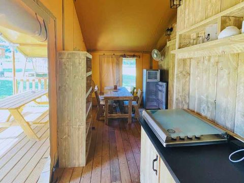 Tente en toile et en bois 4 personnes - Lodge Taïga / 2 chambres / avec sanitaires - terrasse sur pilotis