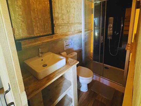 Tente en toile et en bois 4 personnes - Lodge Taïga / 2 chambres / avec sanitaires - terrasse sur pilotis