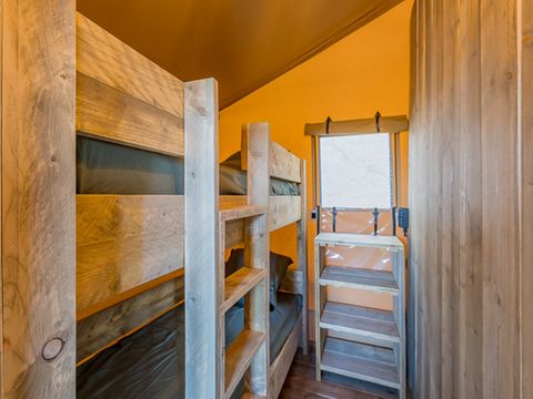 Tente en toile et en bois 4 personnes - Lodge Taïga / 2 chambres / avec sanitaires - terrasse sur pilotis