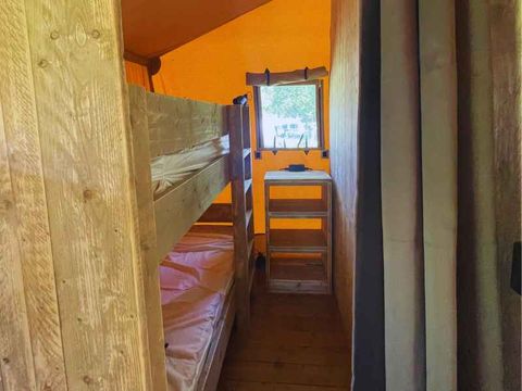 Tente en toile et en bois 4 personnes - Lodge Taïga / 2 chambres / avec sanitaires - terrasse sur pilotis