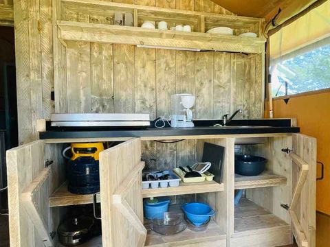 Tente en toile et en bois 4 personnes - Lodge Taïga / 2 chambres / avec sanitaires - terrasse sur pilotis