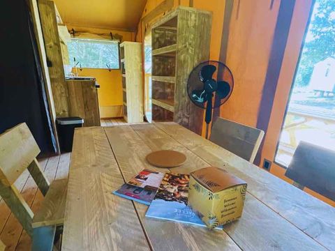 Tente en toile et en bois 4 personnes - Lodge Taïga / 2 chambres / avec sanitaires - terrasse sur pilotis