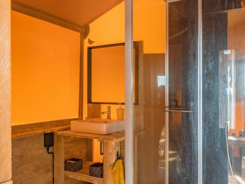 Tente en toile et en bois 4 personnes - Lodge Taïga / 2 chambres / avec sanitaires - terrasse sur pilotis