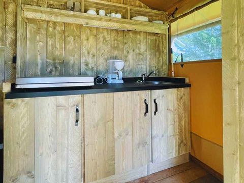 Tente en toile et en bois 4 personnes - Lodge Taïga / 2 chambres / avec sanitaires - terrasse sur pilotis
