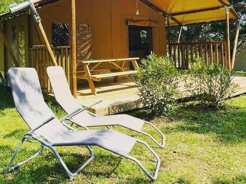 Tente en toile et en bois 4 personnes - Lodge Taïga / 2 chambres / avec sanitaires - terrasse sur pilotis