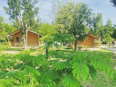 Tente en toile et en bois 4 personnes - Lodge Taïga / 2 chambres / avec sanitaires - terrasse sur pilotis