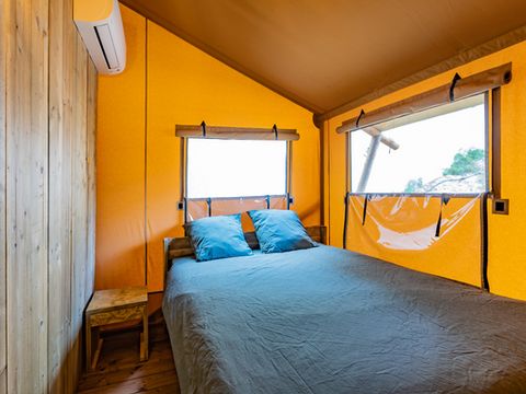 Tente en toile et en bois 4 personnes - Lodge Taïga / 2 chambres / avec sanitaires - terrasse sur pilotis
