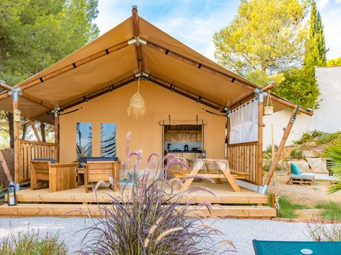 Tente en toile et en bois 4 personnes - Lodge Taïga / 2 chambres / avec sanitaires - terrasse sur pilotis
