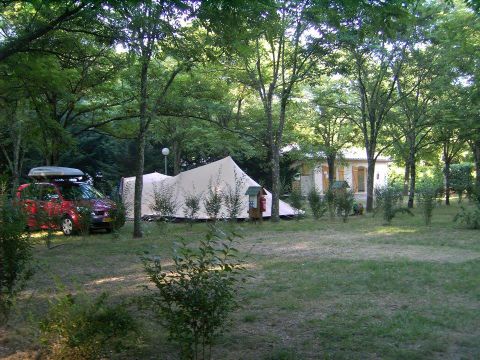 Emplacement - Forfait Confort (1 tente, 1 caravane ou camping-car / 1 voiture / électricité 8A)