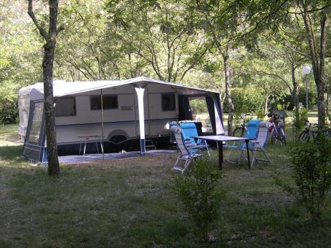 Emplacement - Forfait Privilège emplacement XL 130 m² + 1 voiture + 1 tente +1 caravane + électricité 8A