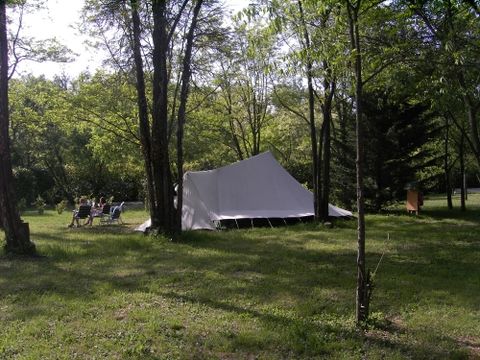 Emplacement - Forfait Privilège - 2pers - électricité 8A - emplacement XL + 1 petite tente vue sur la rivière