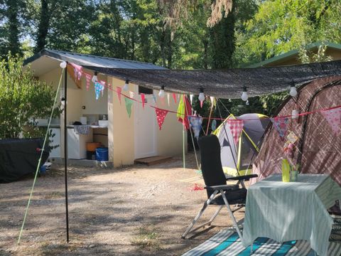 Emplacement - 90m² +Cabine sanitaires, frigo et plancha