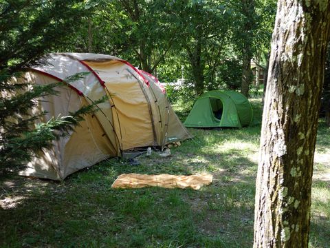 Emplacement - 90m² +Cabine sanitaires, frigo et plancha