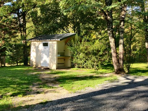 Emplacement - XL 130m² +Cabine sanitaires, frigo et plancha