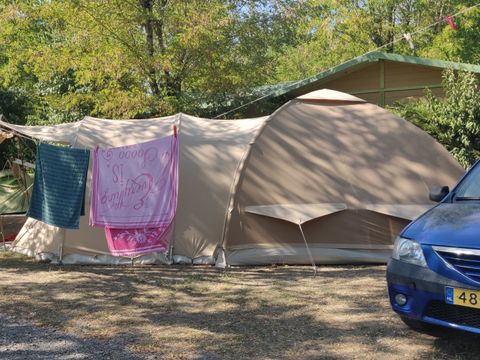 Emplacement - XL 130m² +Cabine sanitaires, frigo et plancha
