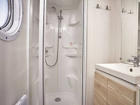 Mobilhome 6 personnes - Mobil-home | Premium | 3 Ch. | 6 Pers. | Terrasse surélevée | 1 SDB | Clim.