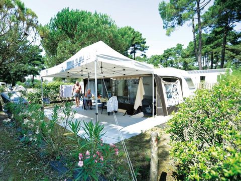 Emplacement - Forfait Privilège (1 tente, caravane ou camping-car / 1 voiture / électricité 10A) + Raccordement eau et évacuation des eaux usées