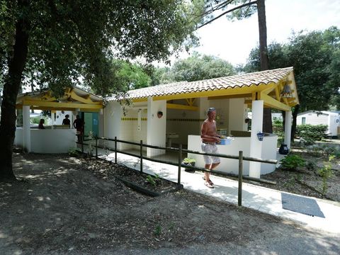 Emplacement - Forfait Privilège (1 tente, caravane ou camping-car / 1 voiture / électricité 10A) + Raccordement eau et évacuation des eaux usées