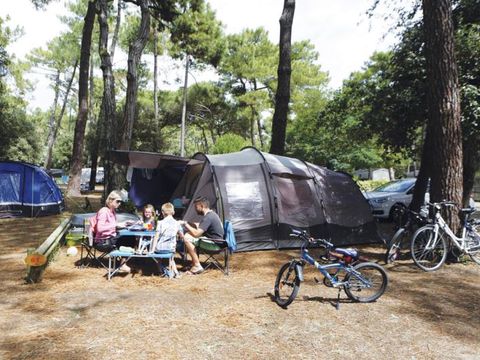 Emplacement - Forfait Confort (1 tente, caravane ou camping-car / 1 voiture / électricité 10A)