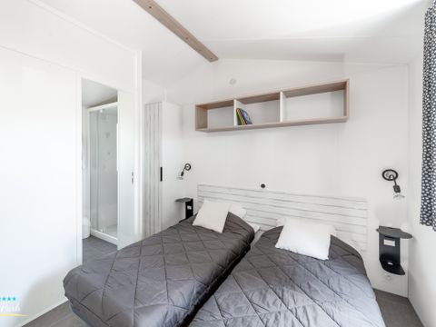 Mobilhome 4 personnes - Premium 32m² - 2 chambres - 2 salles de bain - Lave Vaisselle - Terrasse semi-couverte 15m²