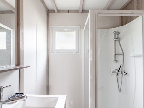 Chalet 4 personnes - Confort 26.5m² - 2 chambres - Terrasse couverte - TV