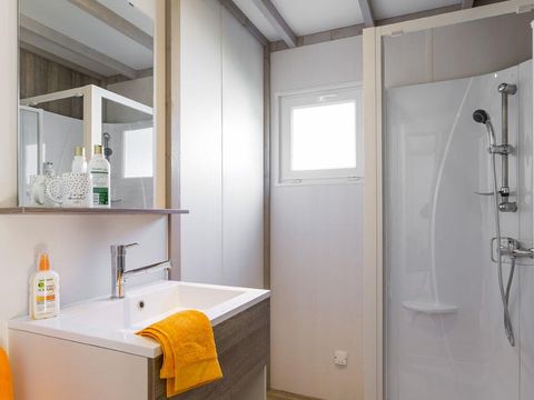 CHALET 4 personnes - Chalet Confort 26.5m² (2 chambres) + terrasse couverte + TV