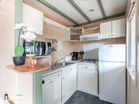 Chalet 4 personnes - Premium 35m² - 2 chambres - Climatisation - Lave-vaisselle - Terrasse couverte 12m²