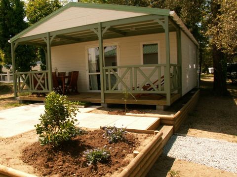 CHALET 4 personnes - Chalet Premium 35m² (2 chambres) + Climatisation + Lave-vaisselle + Terrasse couverte 12m²