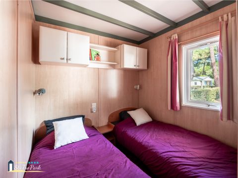 Chalet 4 personnes - Premium 35m² - 2 chambres - Climatisation - Lave-vaisselle - Terrasse couverte 12m²