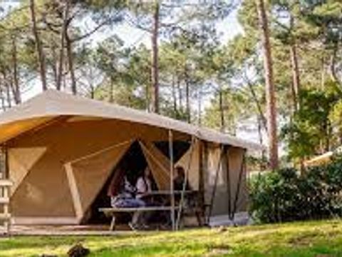 Tente en toile et en bois 4 personnes - plancher bois, 2 chambres, cuisine équipée, terrasse