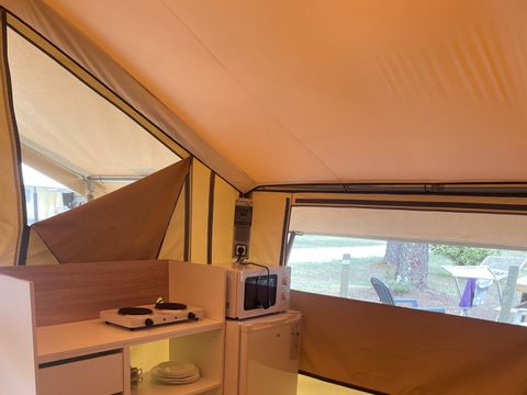 Tente en toile et en bois 4 personnes - plancher bois, 2 chambres, cuisine équipée, terrasse