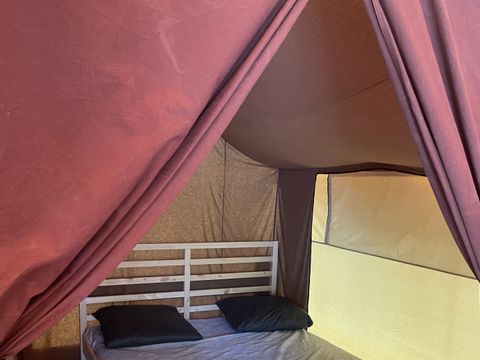 Tente en toile et en bois 4 personnes - plancher bois, 2 chambres, cuisine équipée, terrasse