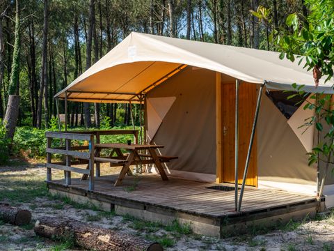 Tente en toile et en bois 4 personnes - plancher bois, 2 chambres, cuisine équipée, terrasse
