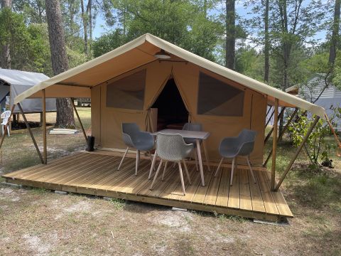 Tente en toile et en bois 4 personnes - plancher bois, 2 chambres, cuisine équipée, terrasse